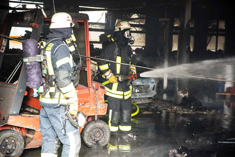 Als die Feuerwehr eintraf, brannte die Werkstatt bereits lichterloh.