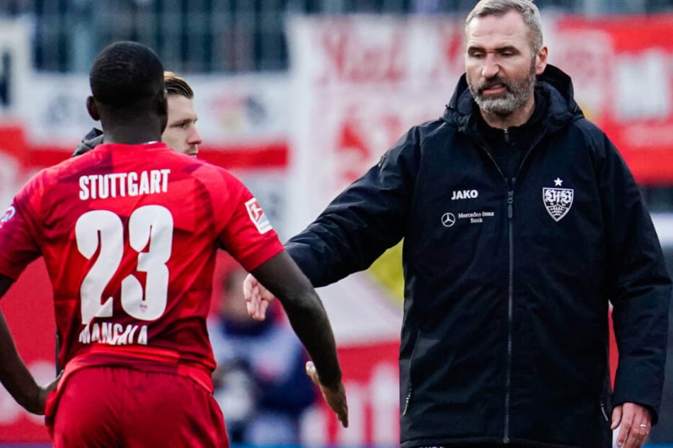 Stuttgarts Trainer Tim Walter (r) geht nach Pleite gegen Sandhausen zu Stuttgarts Orel Mangala.
