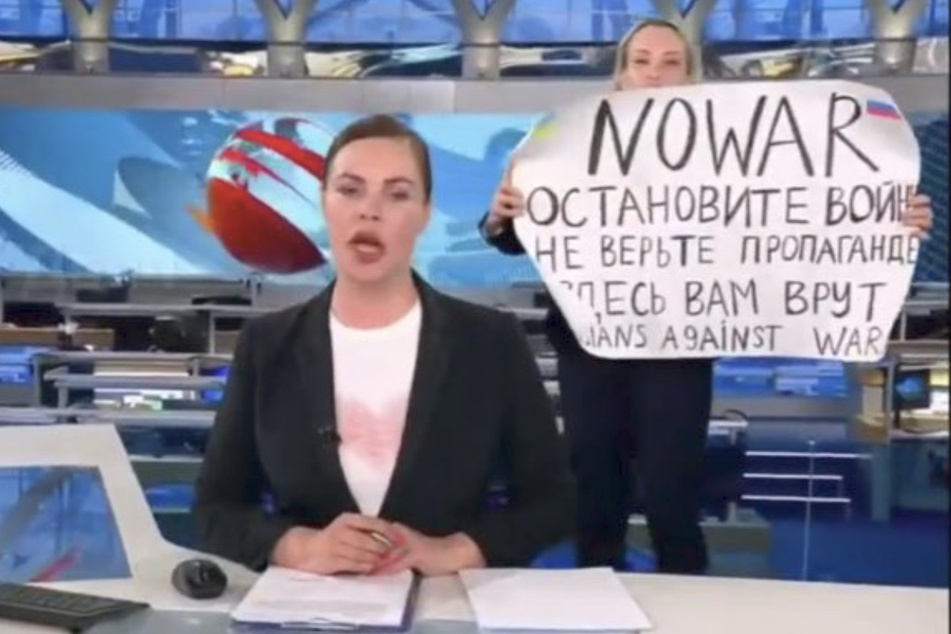 Die protestierende Frau (r) soll Marina Owsjannikowa heißen und eine Mitarbeiterin des russischen Staatssenders sein.