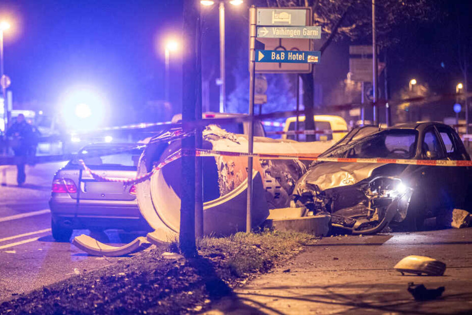 Der 32-Jährige krachte mit seinem Kleinwagen (rechts) zunächst gegen eine Litfaßsäule.