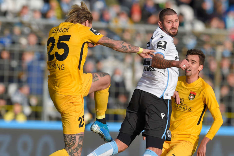 Sascha Mödlers von 1860 München kämpft gegen Großaspach um den Ball.