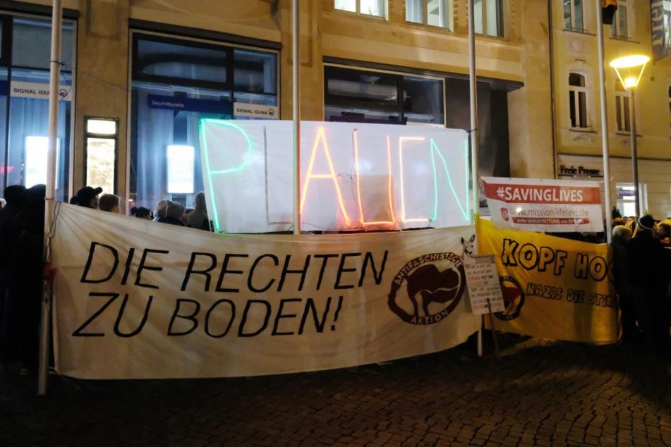 Teilnehmer einer Demonstration gegen einen Aufmarsch der rechten Partei "Der Dritte Weg" versammeln sich mit einem Transparent "Die Rechten zu Boden" in der Innenstadt.
