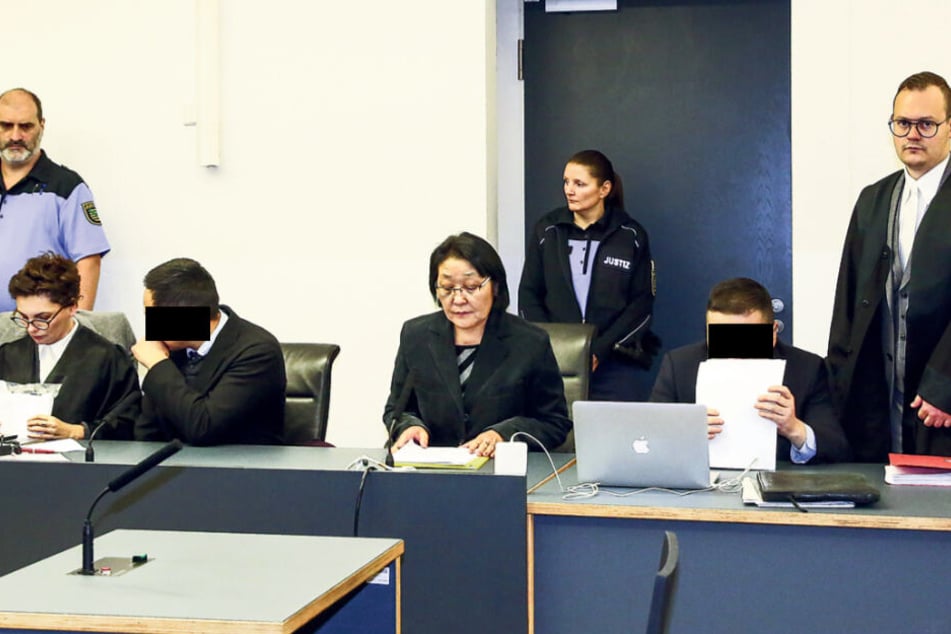 Auf geht's in die neue Runde: Die mutmaßlichen Drogenschmuggler aus der Mongolei auf der Anklagebank.
