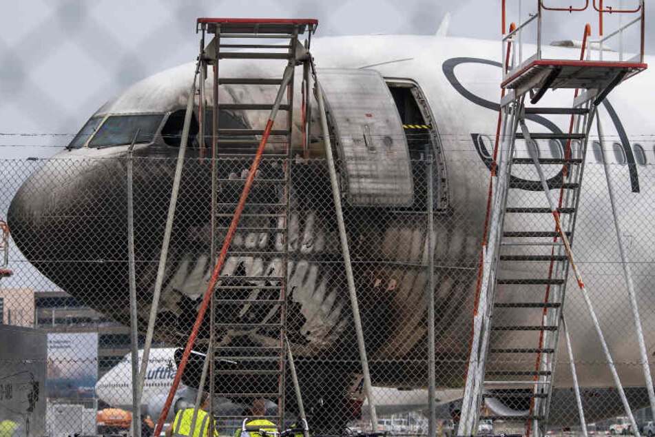 Der Cockpit-Bereich einer Passagiermaschine wurde durch die Flammen beschädigt.