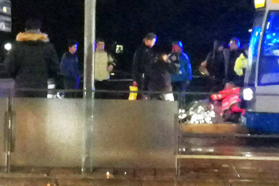 Rettungskräfte versorgten die verletzten Männer auf dem Bahnsteig.