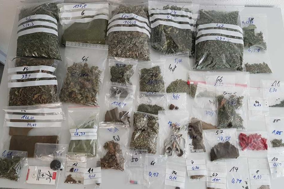 Die Polizei stellte Marihuana, Haschisch, Crystal, Ecstasy und Pilze sicher.