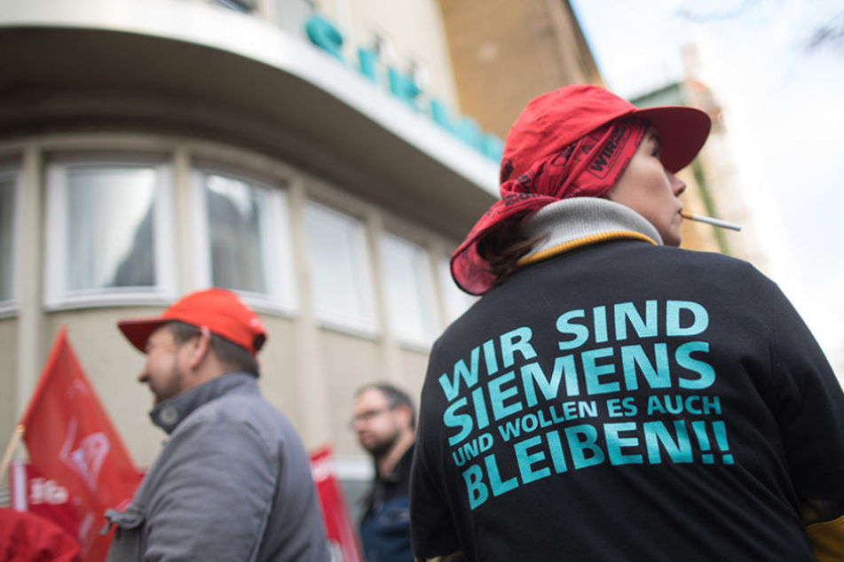 Eine Siemens-Mitarbeiterin trägt ein T-Shirt mit der Aufschrift "Wir sind Siemens und wollen es auch bleiben!!".
