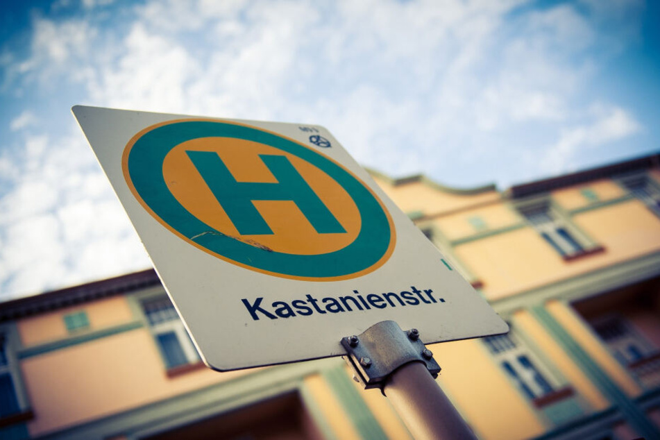 Schild der Bushaltestelle "Kastanienstraße" in der Außenkulisse auf dem WDR-Gelände in Köln-Bocklemünd.