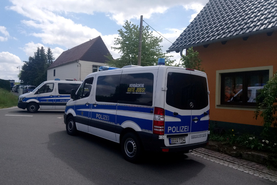 Auf dem Grundstück in Collm (Nordsachsen) hoben Ermittler ein unterirdisches Waffendepot aus.