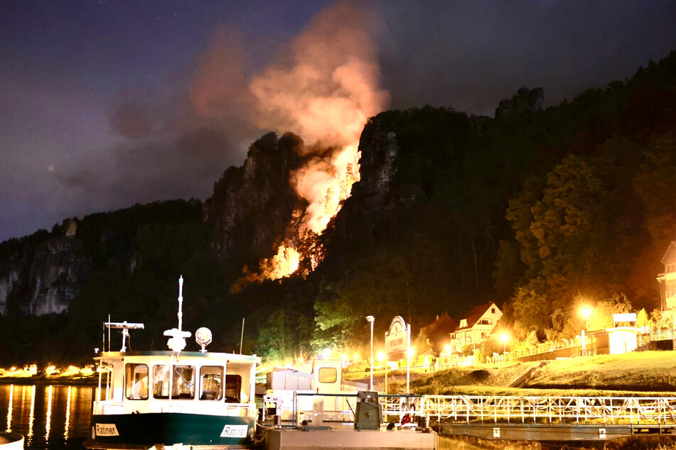 Waldbrand an der Basteibrücke: Ein Hang steht lichterloh in Flammen!