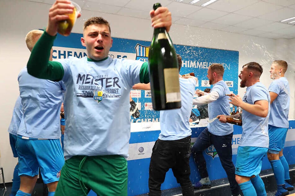 Die Spieler feierten die Regionalliga-Meisterschaft ausgelassen.