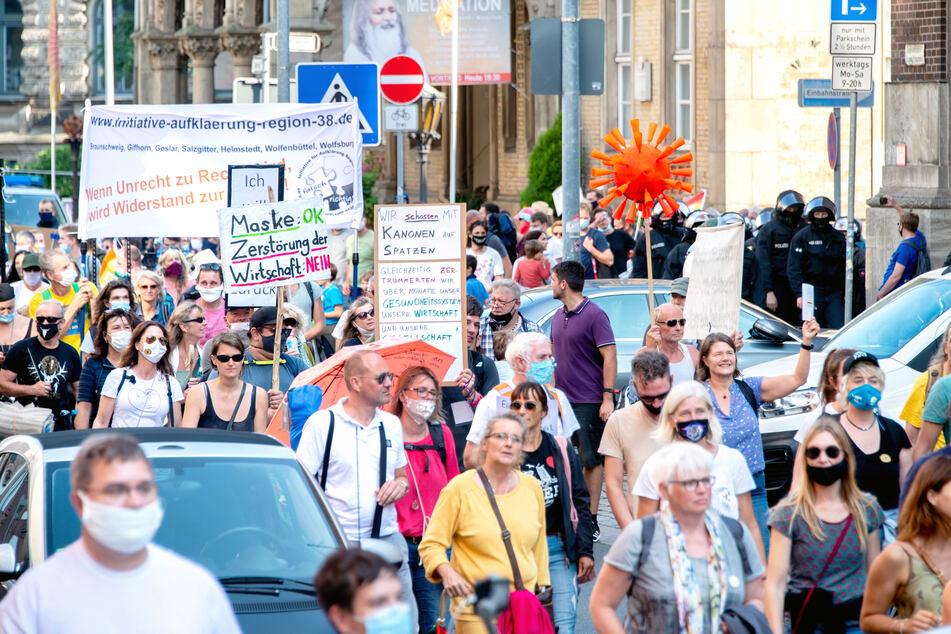 Am Sonntag können Gegner der Corona-Politik in Düsseldorf demonstrieren. Es gibt laut Polizei keine Maskenpflicht während der Demo, die im Stadtteil Oberkassel startet (Archivbild).