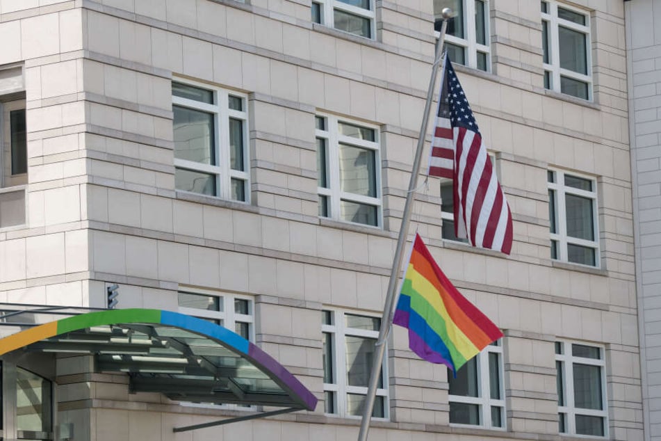 Eine Regenbogenfahne unter der US-Flagge ziert seit Donnerstag die Fahnenstange an der US-Botschaft in Berlin.