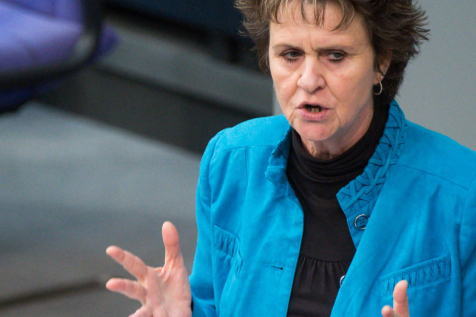 Sabine Zimmermann spricht im Bundestag.
