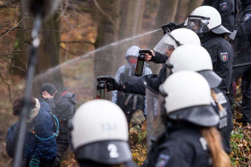 Polizisten im Hambacher Forst im Großeinsatz.