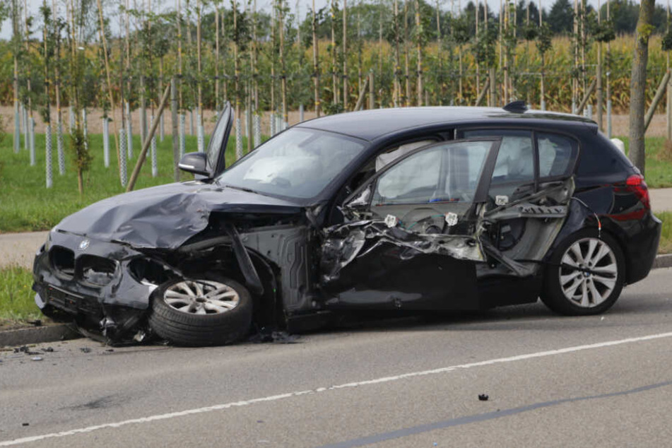 Der mutmaßliche Unfallverursacher und sein Beifahrer kamen mit leichten Verletzungen ins Krankenhaus.