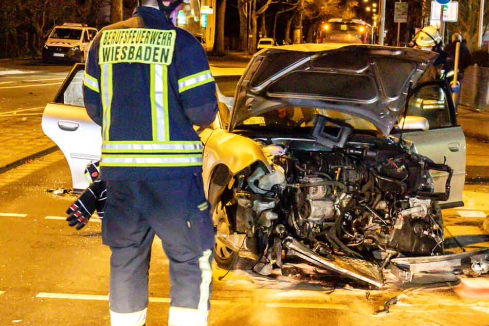 Das Foto zeigt das Wrack eines Audis auf der Kreuzung Erich-Ollenhauer-Straße / Saarstraße in Wiesbaden.