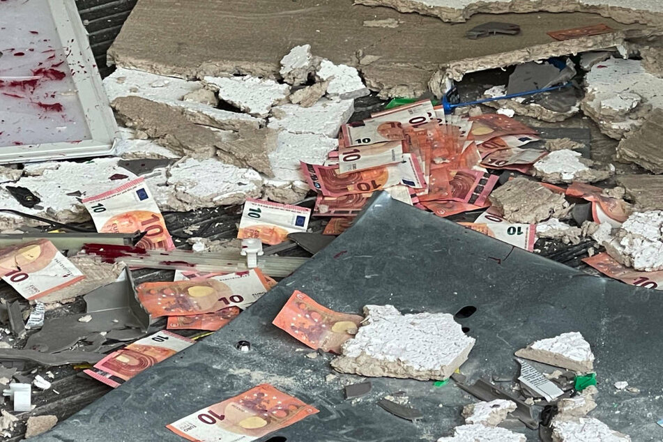 Im Vorraum der Bank liegen nach der Sprengung des Geldautomaten überall 10-Euro-Scheine auf dem Boden herum.