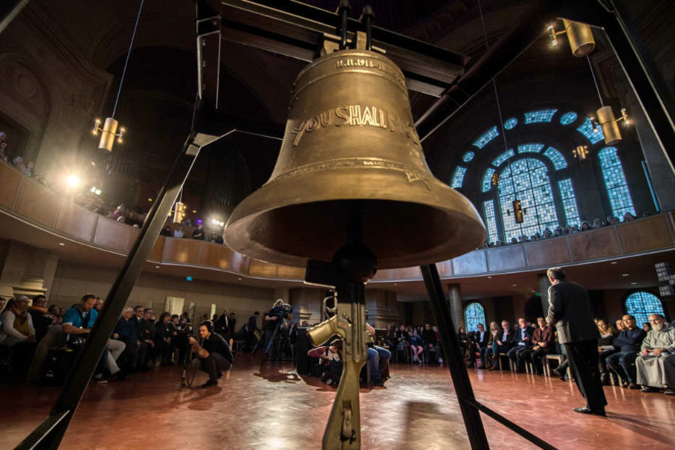 Um die Glocke zu gießen, schmolz er zahlreiche Gewehre aus dem Ersten Weltkrieg ein.