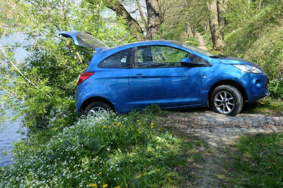 Glück im Unglück: Der Ford rutschte nicht ins Wasser.