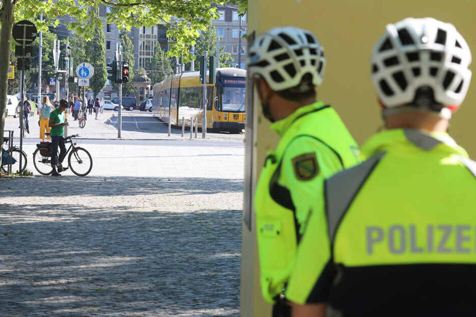 Die Beamten haben hinter einer Litfaßsäule alles im Blick.