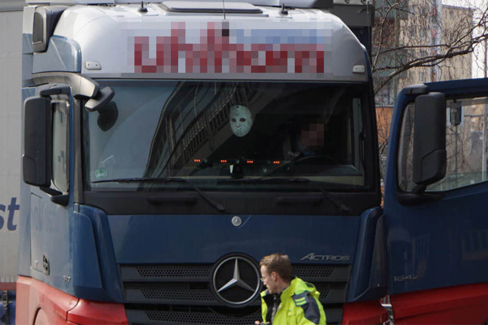 Am Montagvormittag kam es am Kottbusser Tor zu einem tragischen Unfall mit einem Lkw.