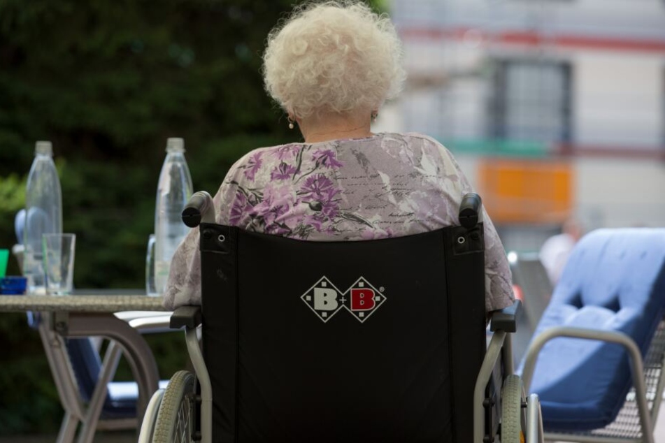 Als sie in ihr Zimmer kam, sah die Bewohnerin den nackten Mann. (Symbolbild)