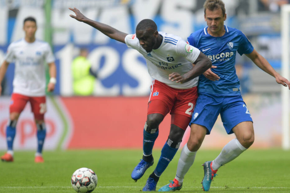 Orel Mangala schirmt den Ball vor seinem Gegenspieler ab. Im Sommer wird er den HSV verlassen.