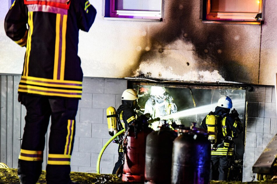 Die Feuerwehr beim Löschen der Garage in Köln-Weiß.