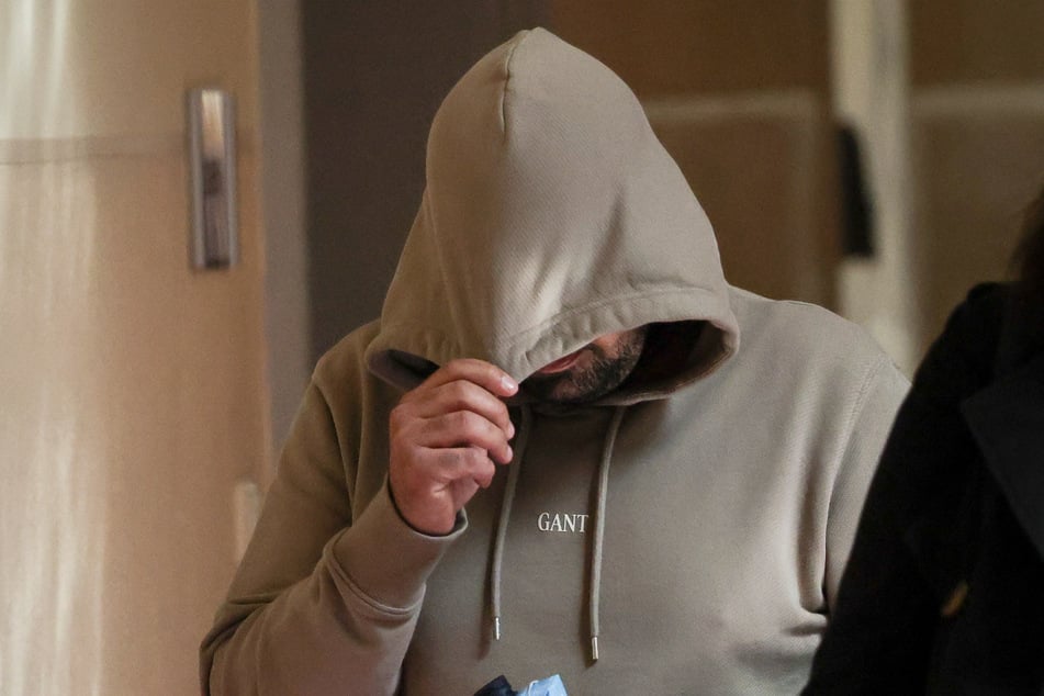 Der Zeuge B. auf dem Weg zum Saal 237 des Hamburger Landgerichts. Er soll Teil des Entführer-Teams rund um Chef David B. (68) gewesen sein.