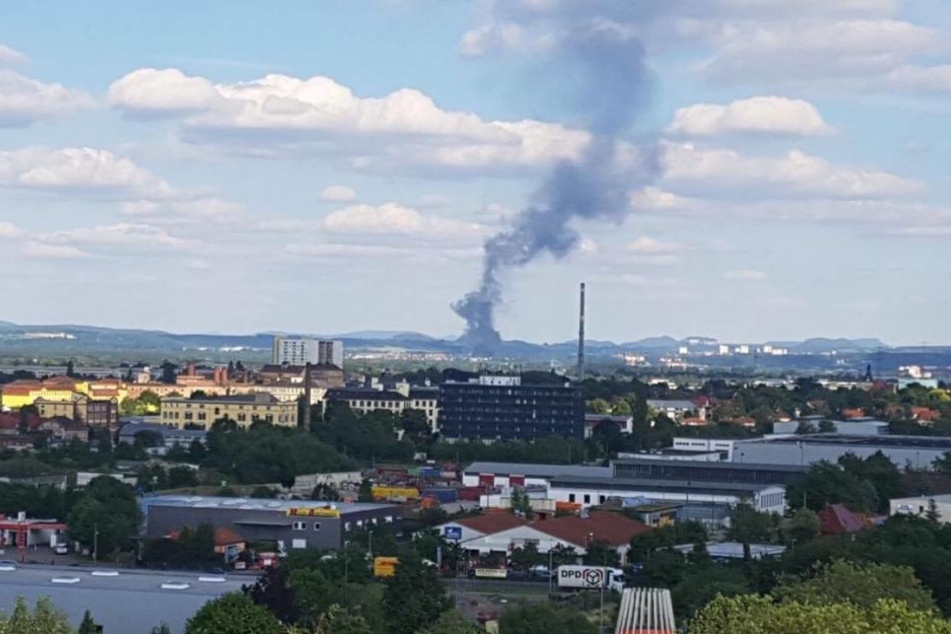 Unser Leser Heiko Gräber hat die Rauchsäule vom Hochhaus Albert-Wolf-Platz (Prohlis) aus fotografiert.