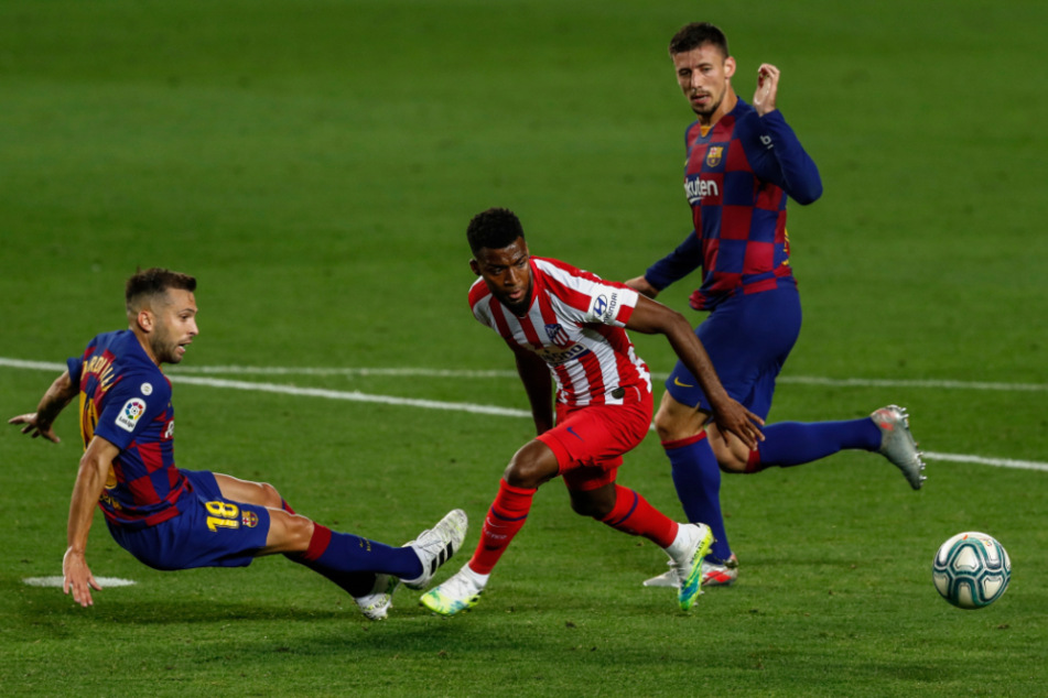 Mittelfeldspieler Thomas Lemar von Atlético Madrid, hier im Spiel gegen den FC Barcelona, weckt angeblich Begehrlichkeiten bei RB Leipzig. (Archivbild)