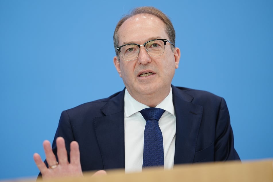 Bundesinnenminister Alexander Dobrindt (56, CSU).