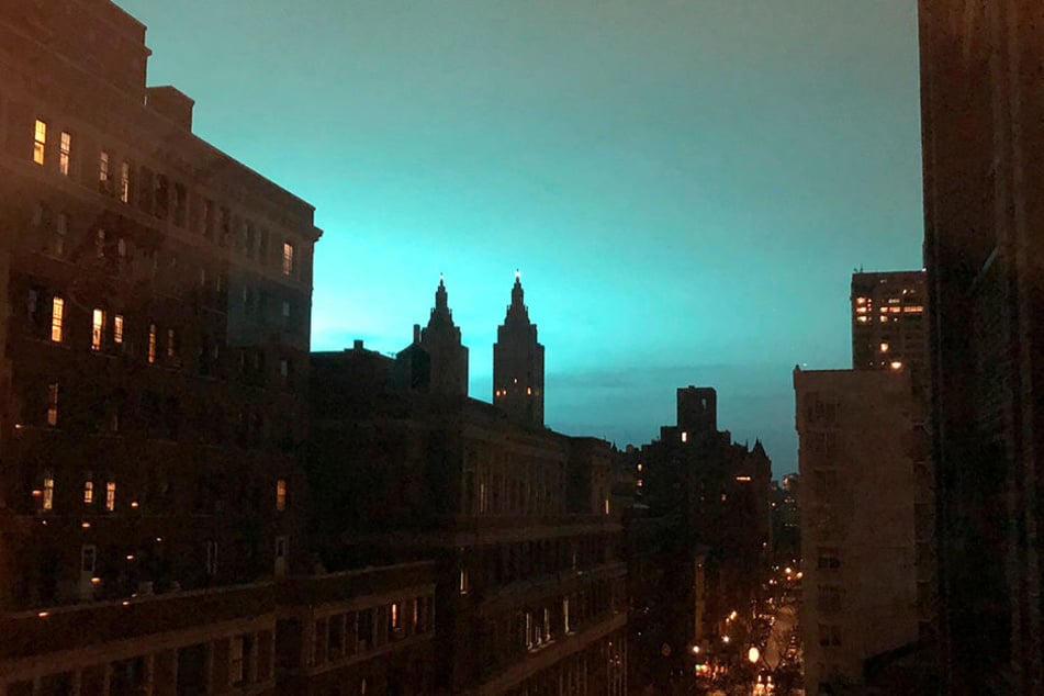 So farbig leuchtet der Nachthimmel über New York für gewöhnlich nicht.