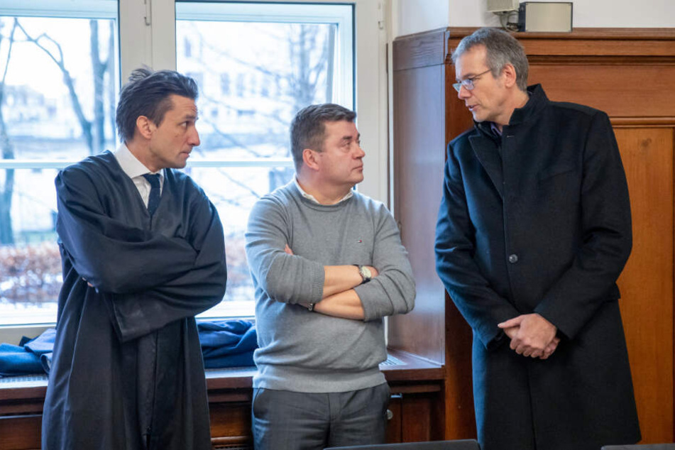 Benjamin Schmitt (l), Rechtsanwalt, unterhält sich vor der Urteilsverkündung im Landgericht Nürnberg-Fürth mit den Vätern der Opfer.