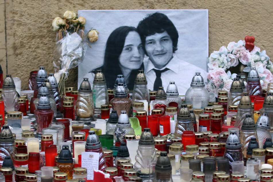 Bratislava, März 2018: Kerzen brennen vor einem Foto des ermordeten Enthüllungsjournalisten Jan Kuciak und seiner Verlobten Martina Kusnirova. Beide wurden am 21. Februar 2018 in ihrem Haus erschossen.