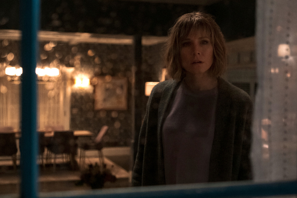 Anna (Kristen Bell) beobachtet von ihrem Fenster aus einen Mord in der Wohnung gegenüber. Doch Polizei und Nachbarn halten sie für verrückt.