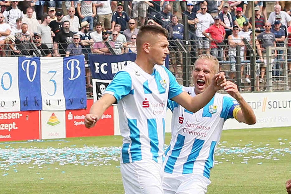 Unter anderem den Chemnitzern Daniel Frahn und Dennis Grote (rechts) droht eine Spielsperre, wenn sie den gelben Karton erhalten.