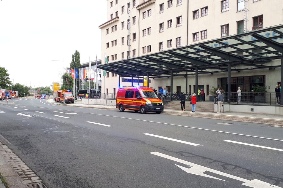 Zwei Löschzüge postierten sich am Mittwochmorgen am Maritim-Hotel.