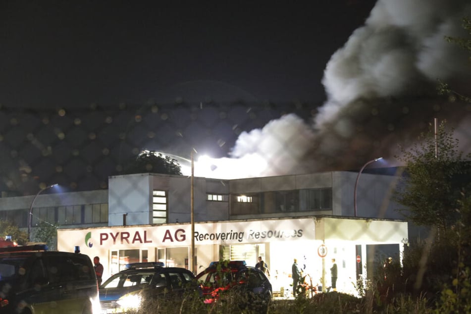 Bei einem Recyclingbetrieb in Mittweida brannte eine Lagerhalle aus.