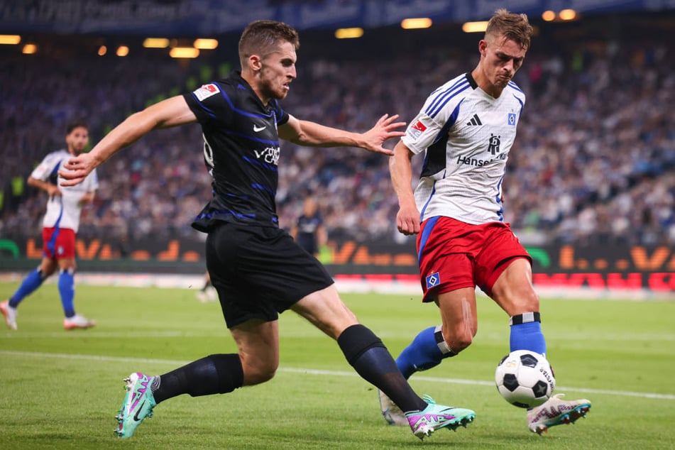 Im Hinspiel haben sich die Teams mit einem 1:1-Unentschieden voneinander getrennt - für den wechselwilligen Jonjoe Kenny (l.) könnte es das letzte Hertha-Spiel im Olympiastadion sein.