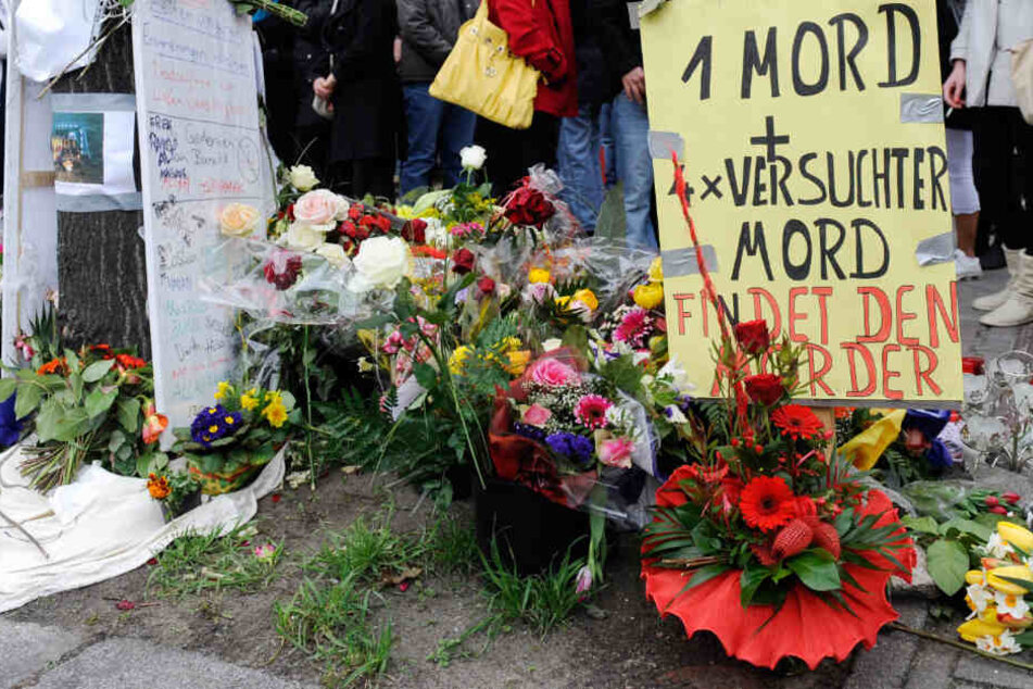Blumen liegen am im Berliner Stadtteil Neukölln am Tatort einer Schießerei. Hier wurde Burak B. erschossen.