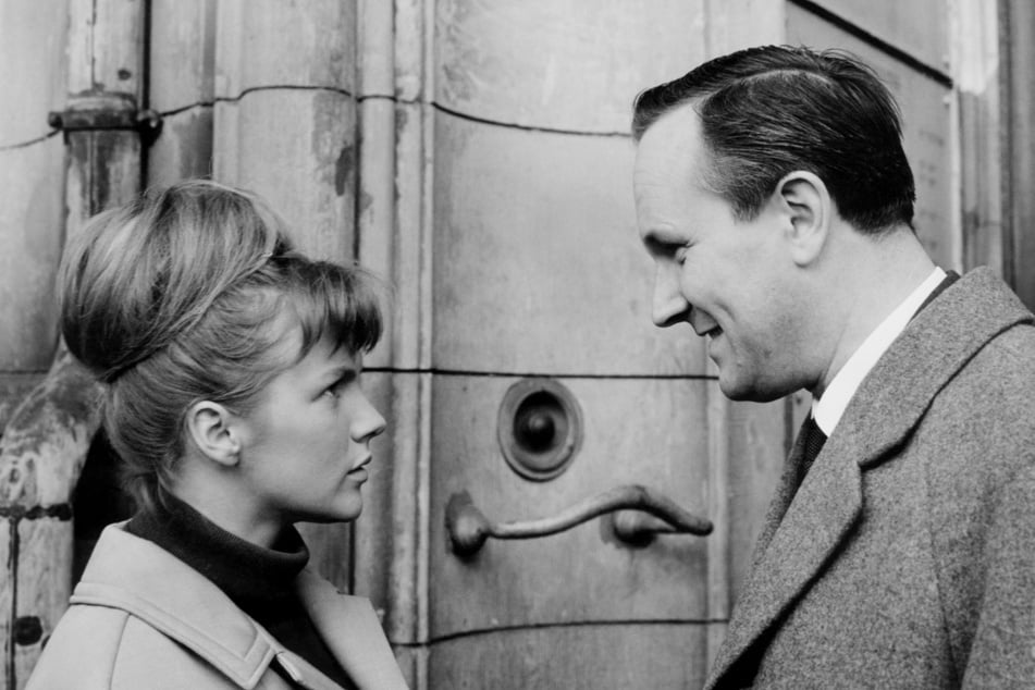 "Das Kaninchen bin ich": Maria (Angelika Waller) verliebt sich ausgerechnet in den älteren Richter Paul (Alfred Müller), der ihren Bruder verurteilte.