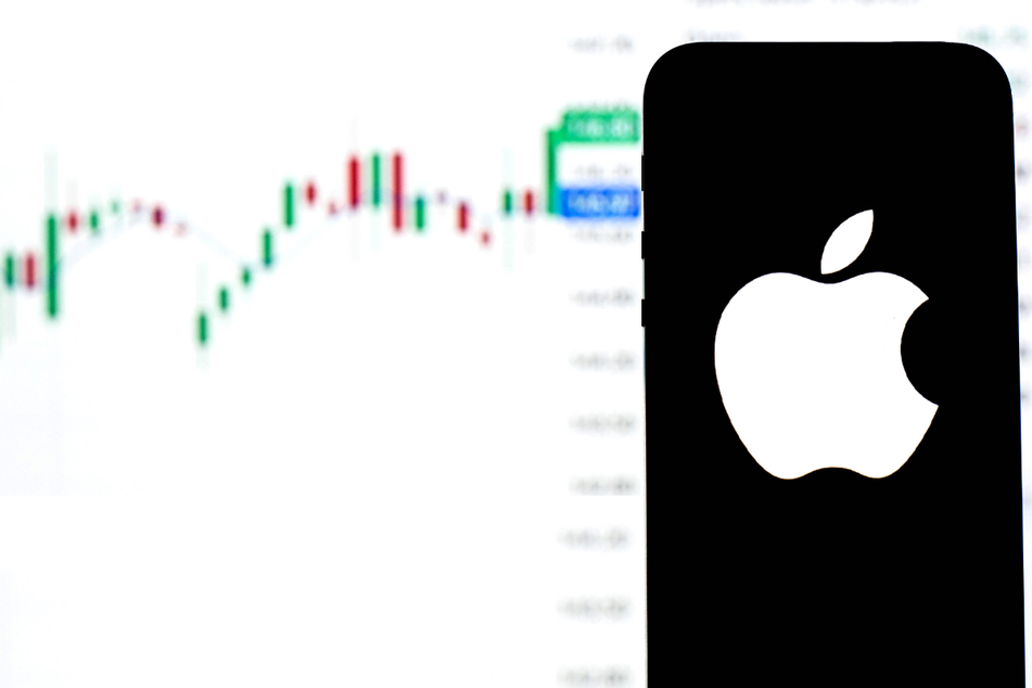 Apple becomes the first company in history worth $3 trillion