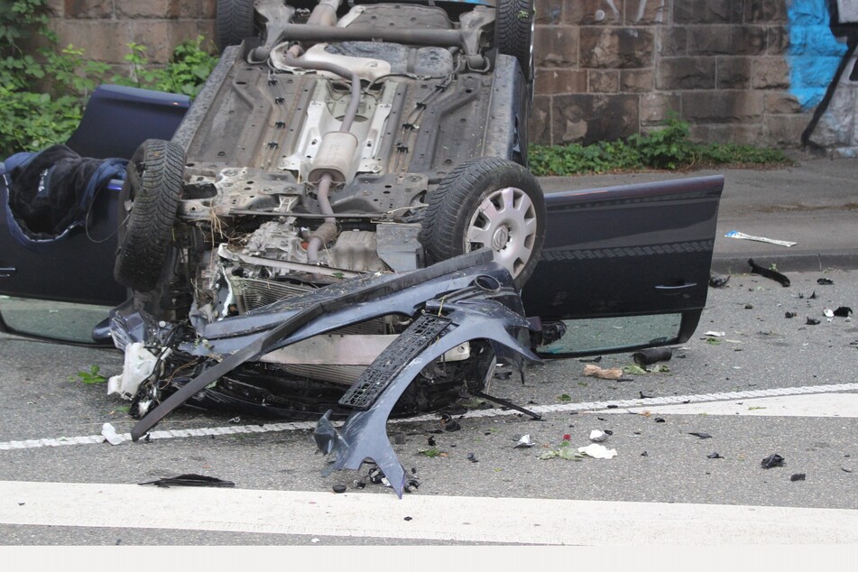 Der Opel wurde bei dem Crash auf der Koloniestraße massiv beschädigt.