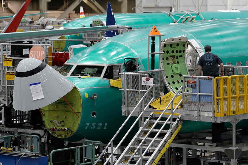 Ein Arbeiter betritt eine Boeing 737 Max 8 in der Montageanlage 737 von Boeing in Renton (USA).