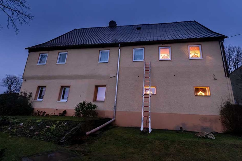 Das Haus wurde mit scharfer Munition beschossen.
