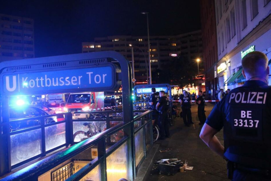 In Berlin-Kreuzberg ist in der Nacht zu Freitag ein Mann blutend zusammengebrochen.