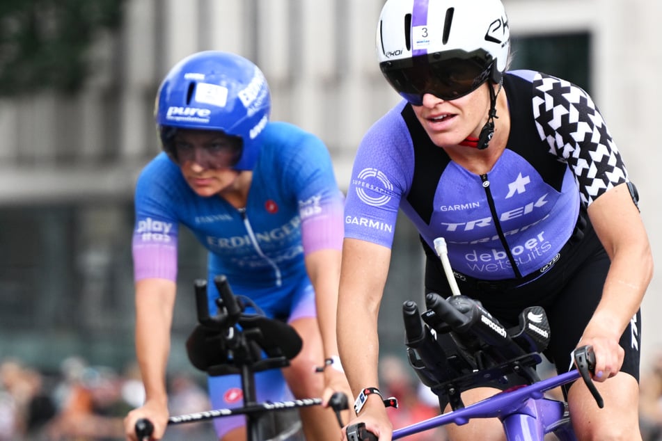 Neben Schwimmen über 3,8 Kilometer und einem Marathon über circa 42 Kilometer gehört auch ein Radrennen über etwa 180 Kilometer zum Ironman Frankfurt. Das Foto aus dem letzten Jahr zeigt die Triathletinnen Skye Moench (35, r.) und Carolin Lehrieder (35).