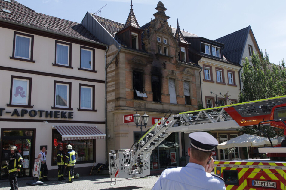 Ein Zeuge hat am Samstagmorgen einen lauten Knall gehört und kurz darauf Flammen aus dem Gebäude kommen sehen, das als Anschlussunterbringung für Geflüchtete genutzt wird.